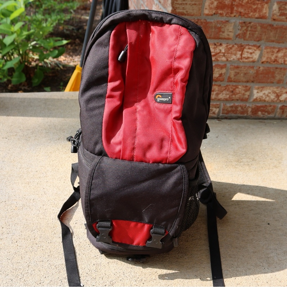 Lowepro fast pack 100 camera‎ backpack red/black with dividers. 16x18x6
